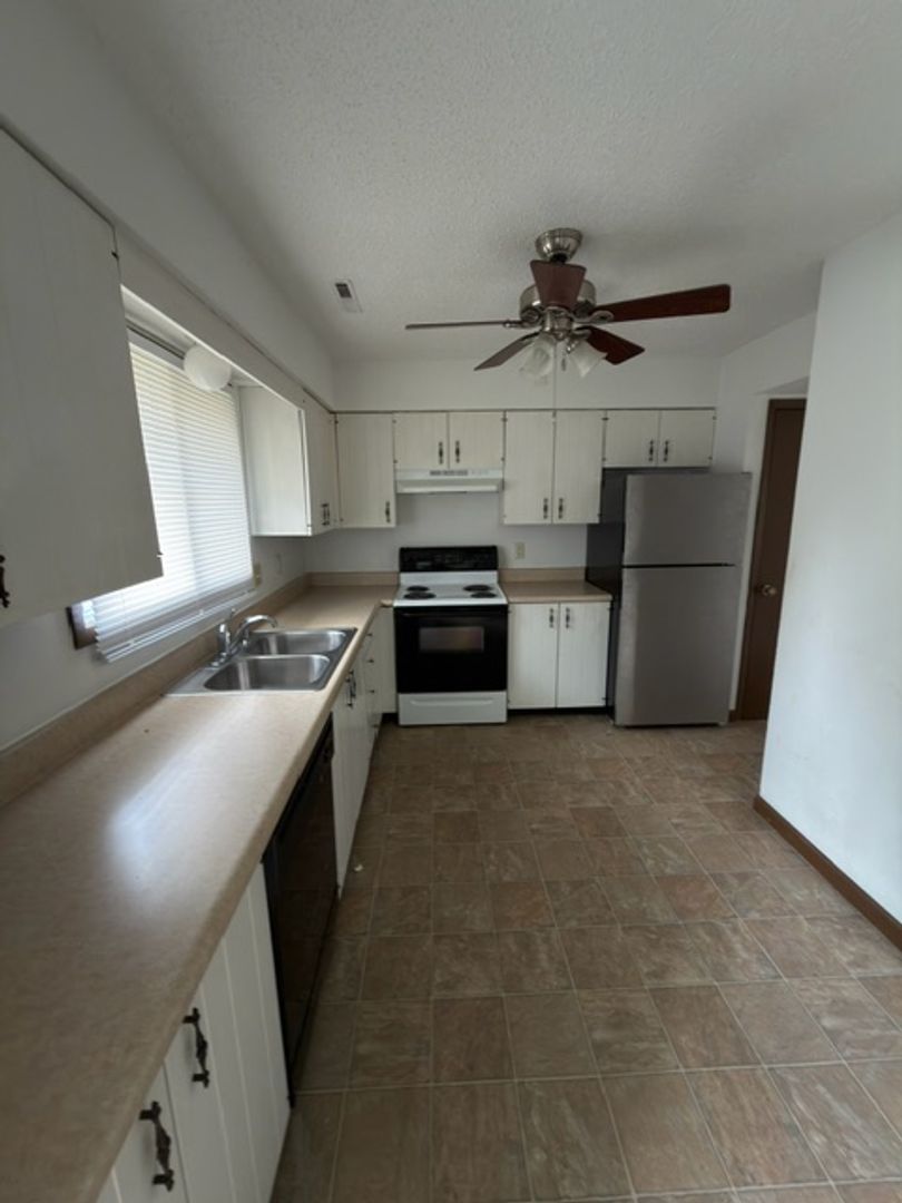 Collinsville Apartment: 6 Hackberry Ct.