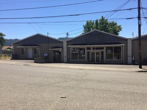 Winston commercial building available for office, retail, warehouse or shop use.