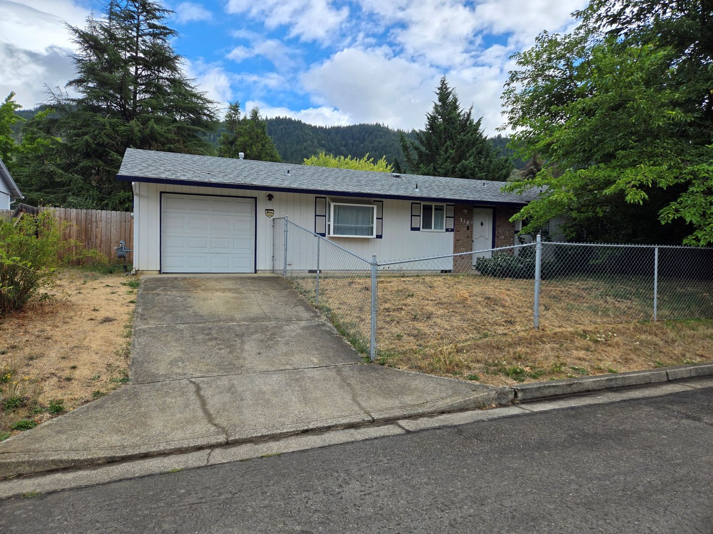 Myrtle Creek House: 310 Donald Terrace St