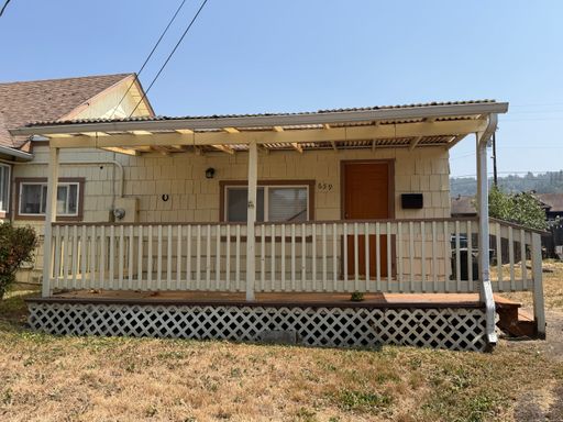 1 Bedroom, 1 Bath Duplex with Fenced Backyard