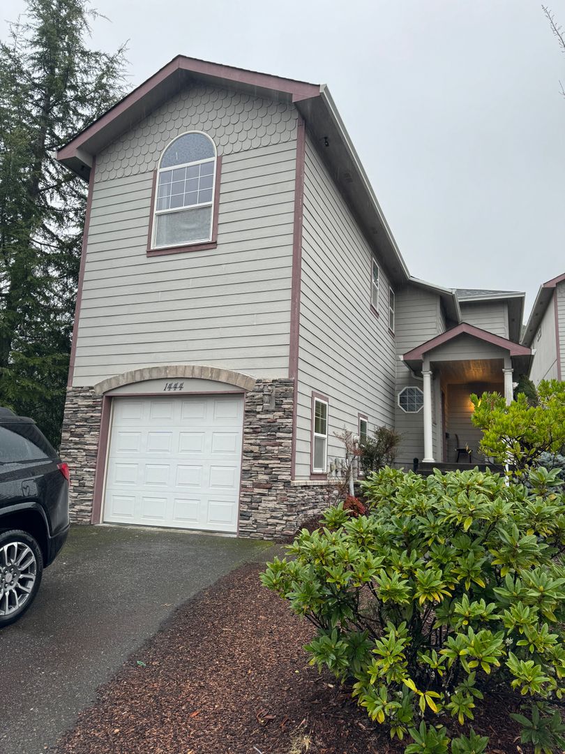 Roseburg House: 1444 Four Seasons Dr