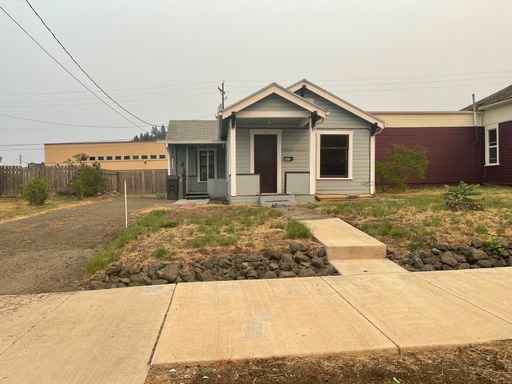 3 Bed 1 Bath Rental at 663 SE Parrott St - 663, Roseburg, OR – photo 1
