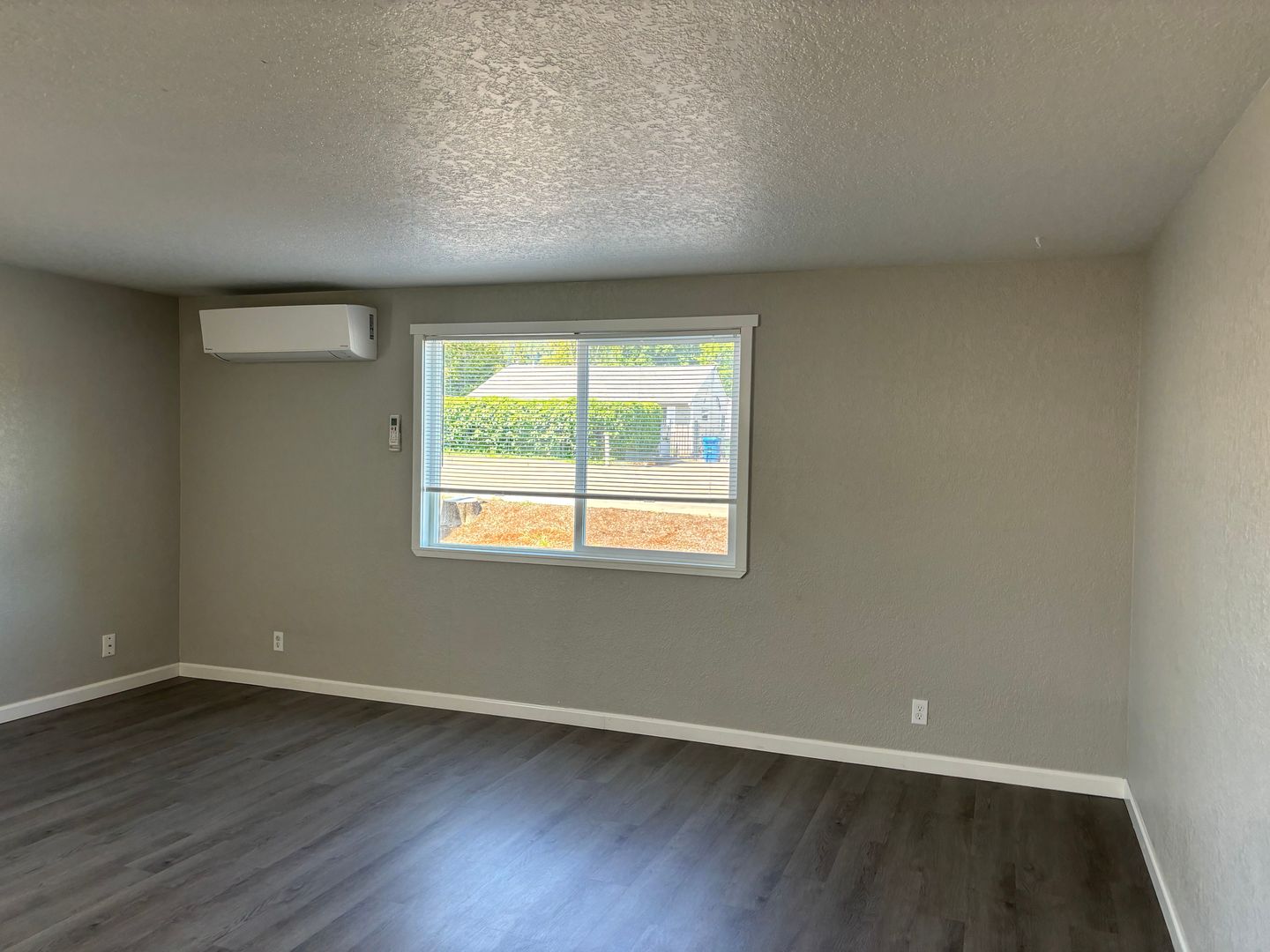 Sutherlin Apartment: 904 S Comstock Rd