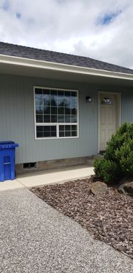 2 Bed 1 Bath Rental at 1625 Rolling Hills, Roseburg, OR – photo 1