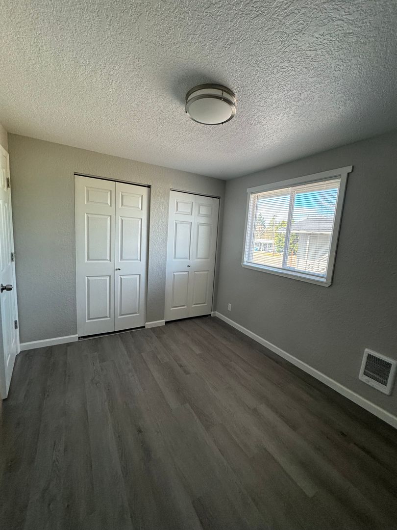 904 S Comstock Rd , Sutherlin, OR 97479