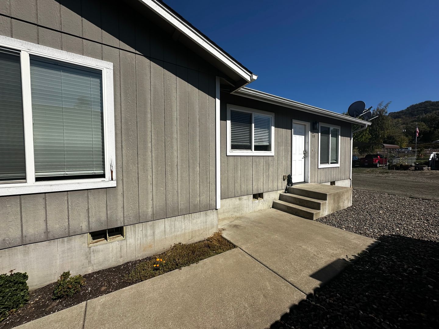 Roseburg Apartment: 117 & 119 Garden Lane