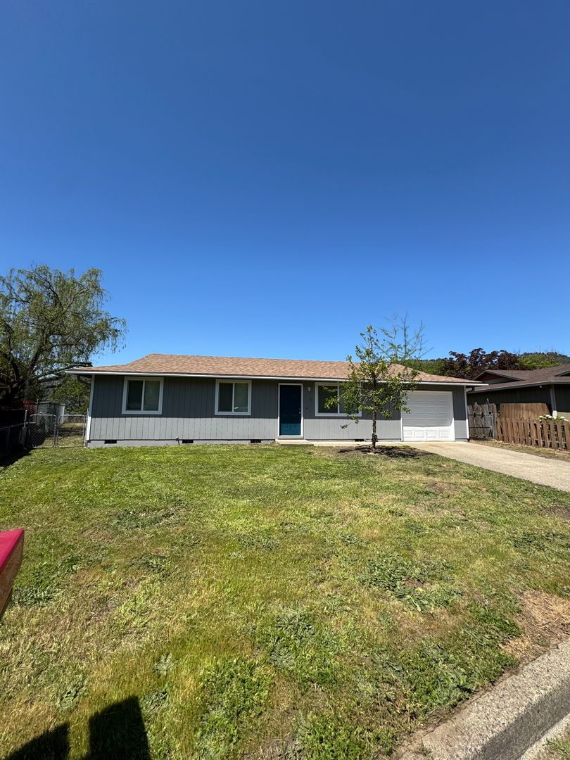 Myrtle Creek House: 331 Donald Terrace