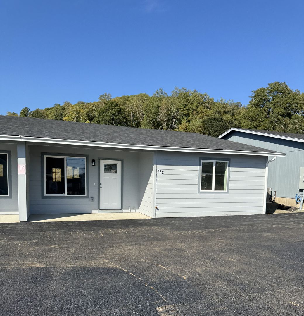 Roseburg Apartment: 486 & 488 NE Housley Ave