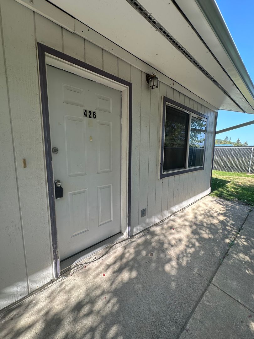 Sutherlin Apartment: 424 N Umatilla St