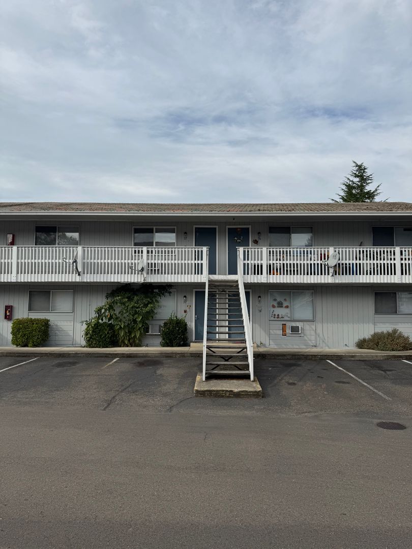 Roseburg Apartment: 3032 W Harvard Ave