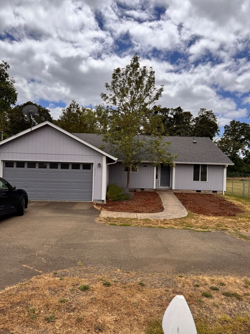Roseburg House: 811 NE Newton Creek Dr