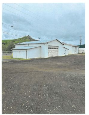 3,000 SQ FT Mixed Use Shop + Office (Roseburg MU-3 Zoning) – photo 1