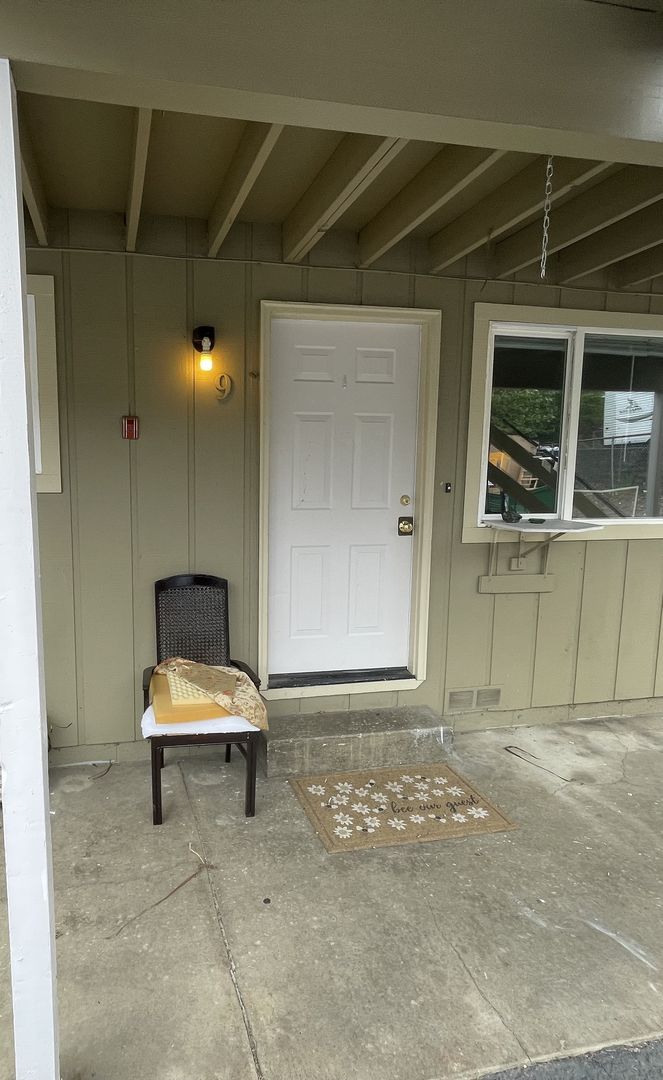 Sutherlin Apartment: 355 E Fifth Ave