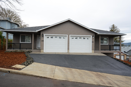 Nice 3 bedroom 2 bath Roseburg duplex – photo 1