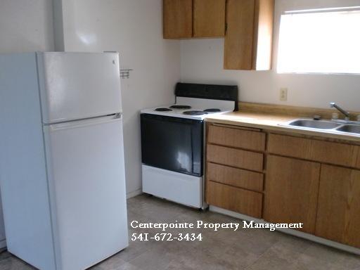 1 Bedroom House with Fenced Yard – photo 1