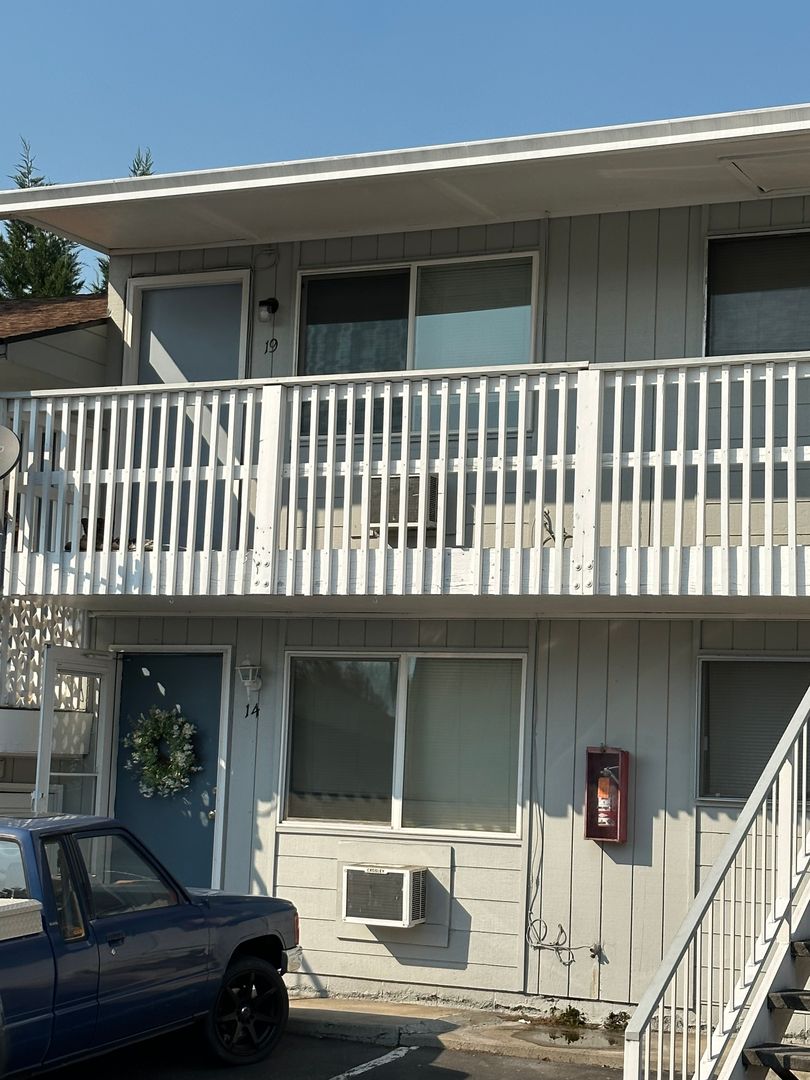 Roseburg Apartment: 3032 W Harvard Ave
