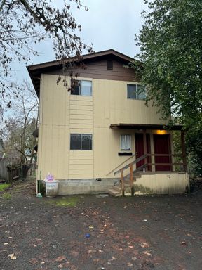 Downstairs 2 bedroom, 1 bath duplex