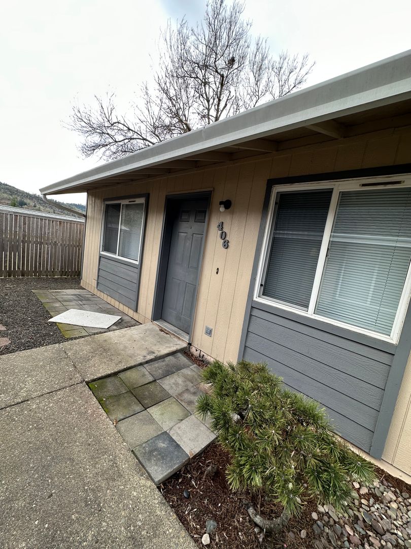 Roseburg Apartment: 396 NE Miguel St