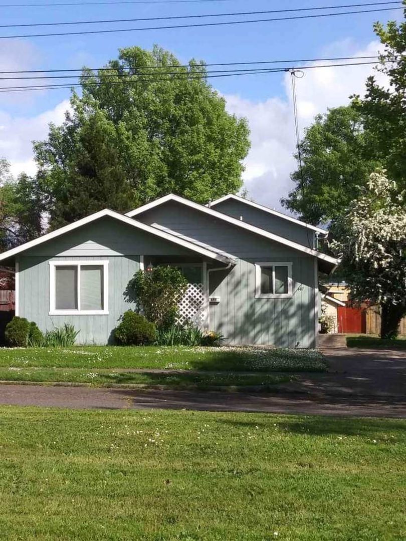 Roseburg House: 447 NE Jackson St