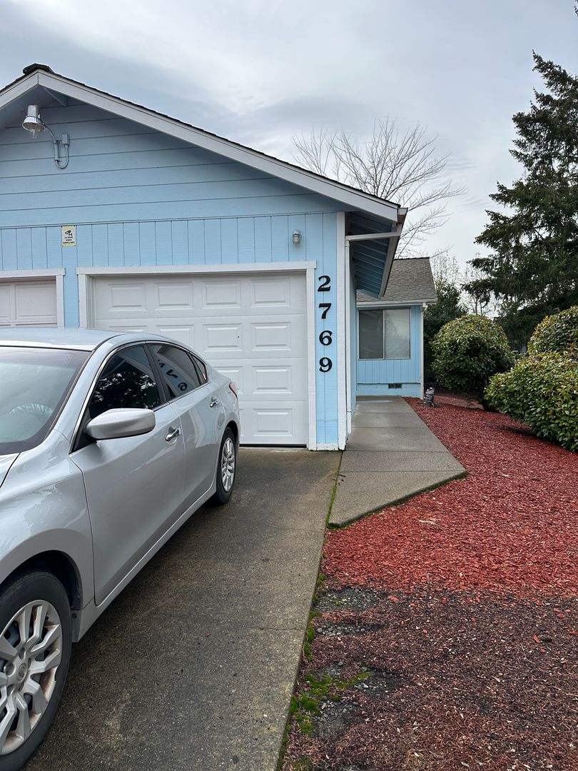 Roseburg House: 2769 W Lorraine Ave