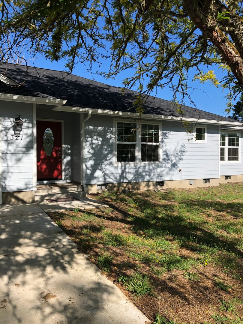 Sutherlin House: 321 Plat M Rd