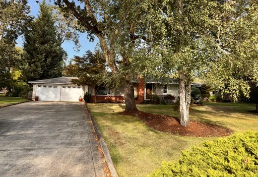 3+ bedroom 4 bath home close to the Country Club – photo 1