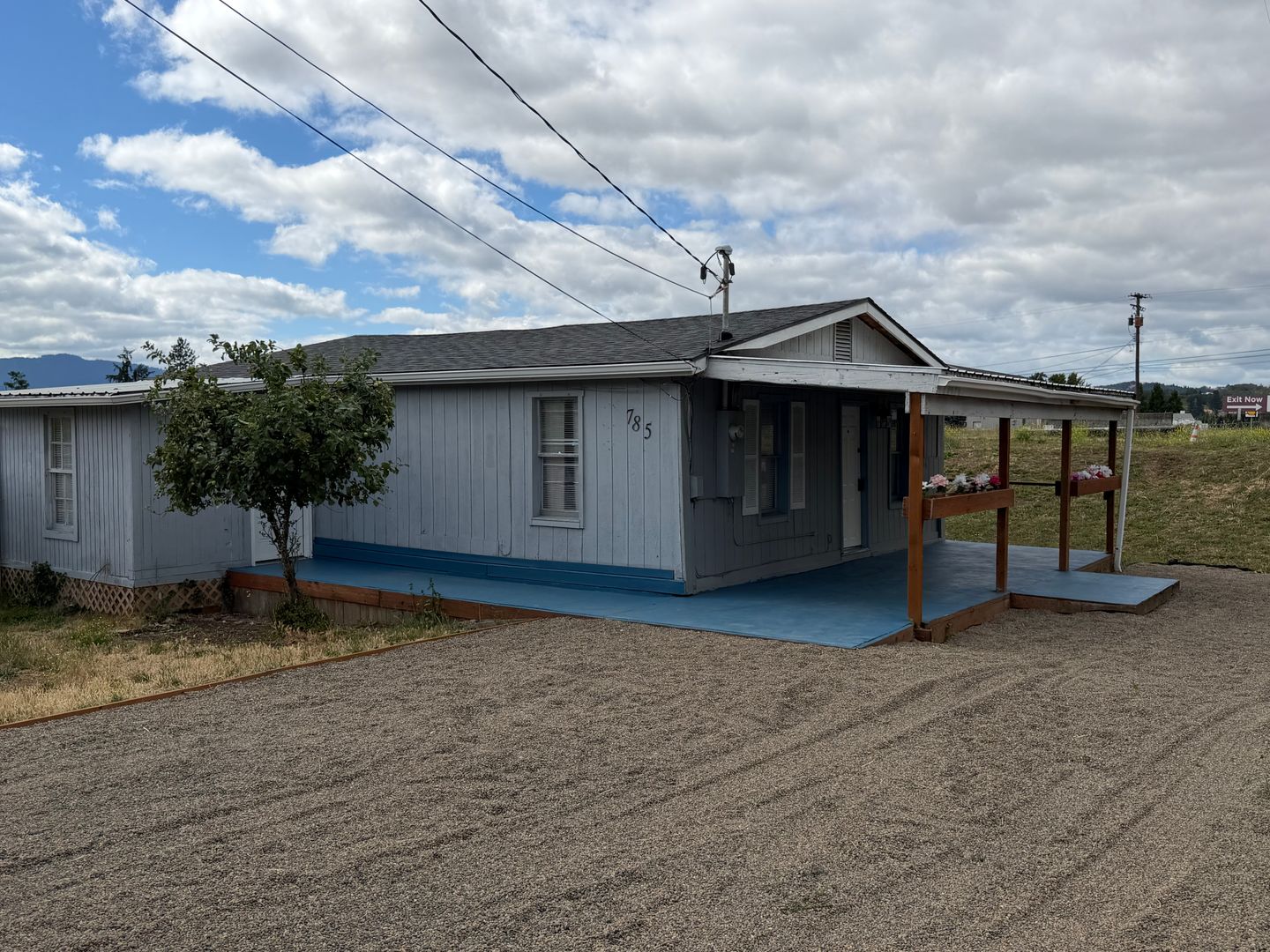 Sutherlin House: 785 Parkhill Ln