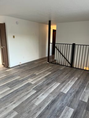 Sutherlin Upstairs 2 bedroom apartment on Comstock