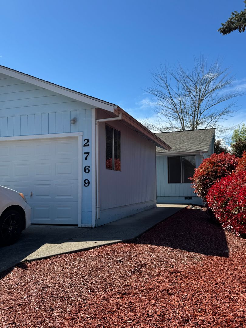 Roseburg House: 2769 W Lorraine Ave