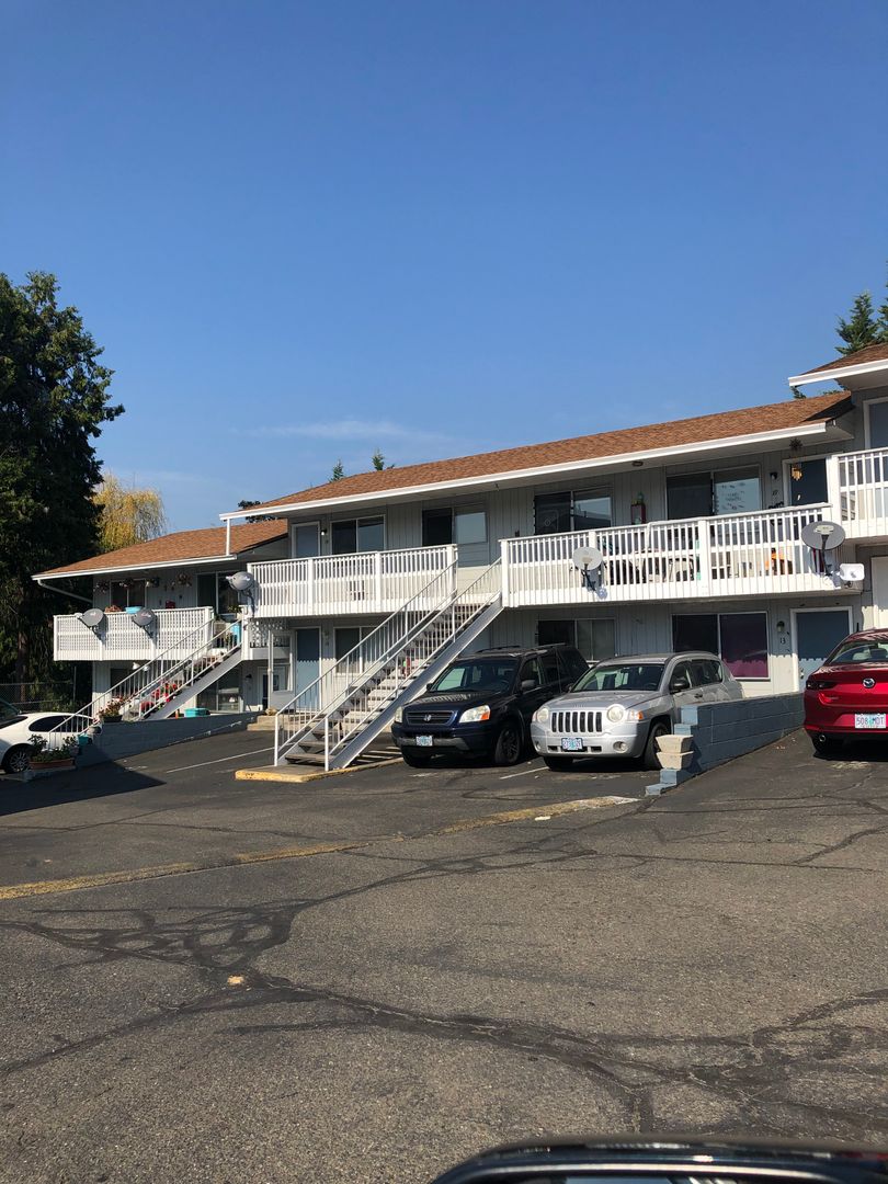 Roseburg Apartment: 3032 W Harvard Ave