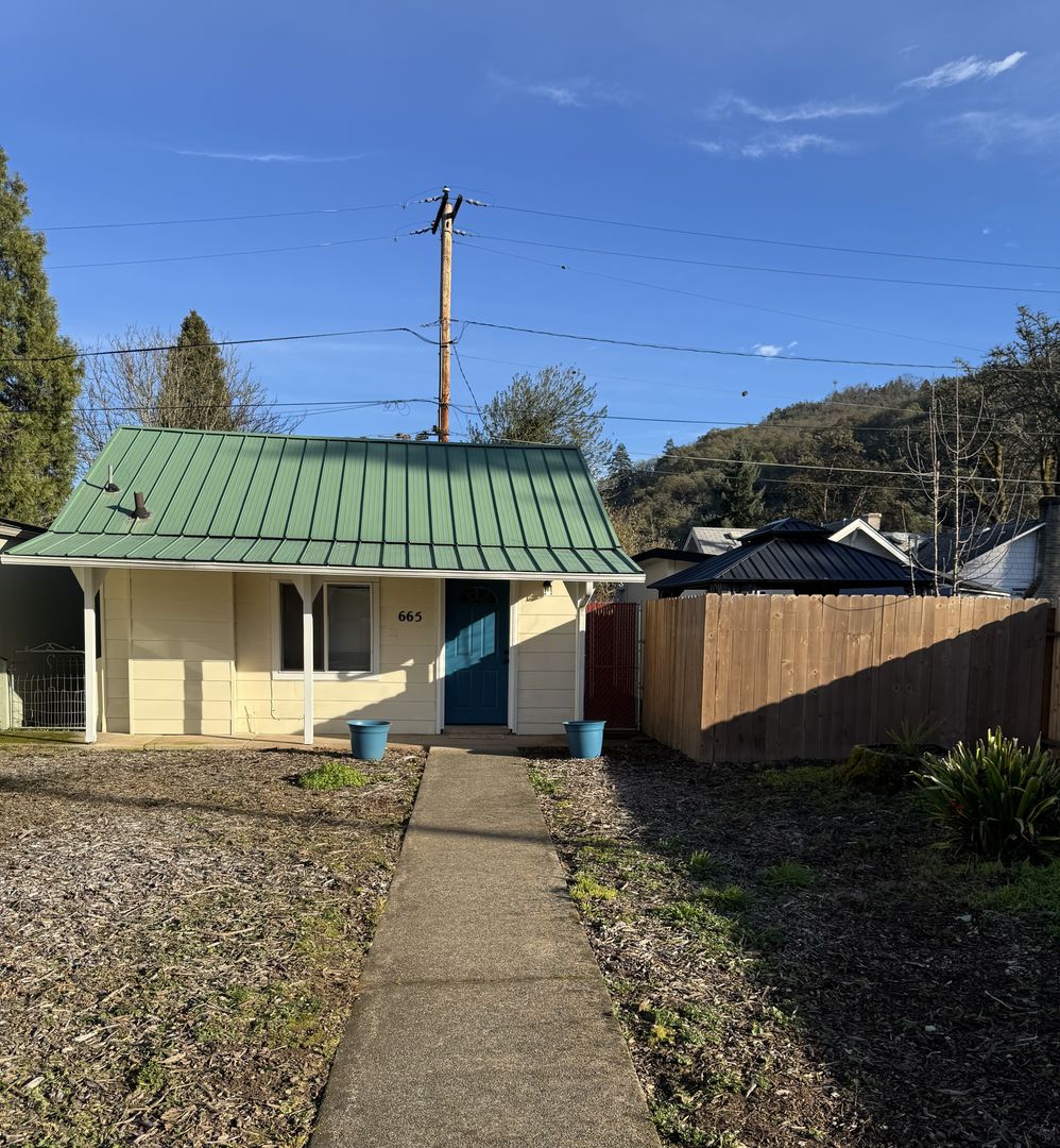 Roseburg House: 665 W Ballf St