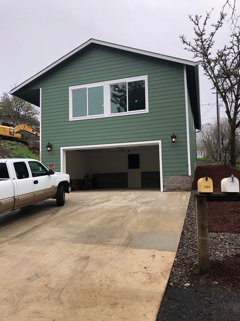 Roseburg House: 1737 SE Kane St