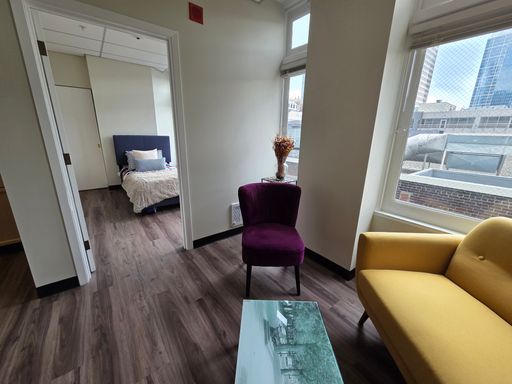 Bright downtown one bedroom with updated finishes – photo 1