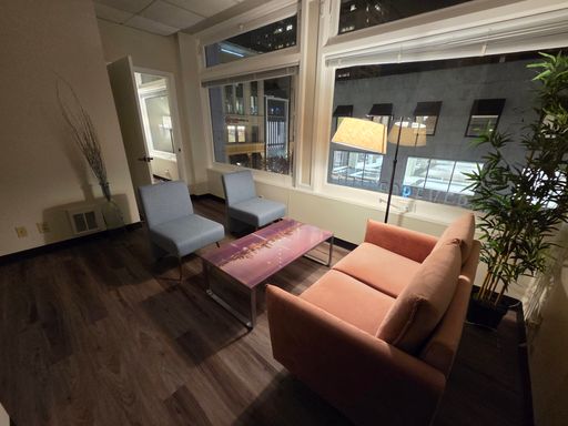 Corner one bedroom with downtown view of Sixth Avenue – photo 1