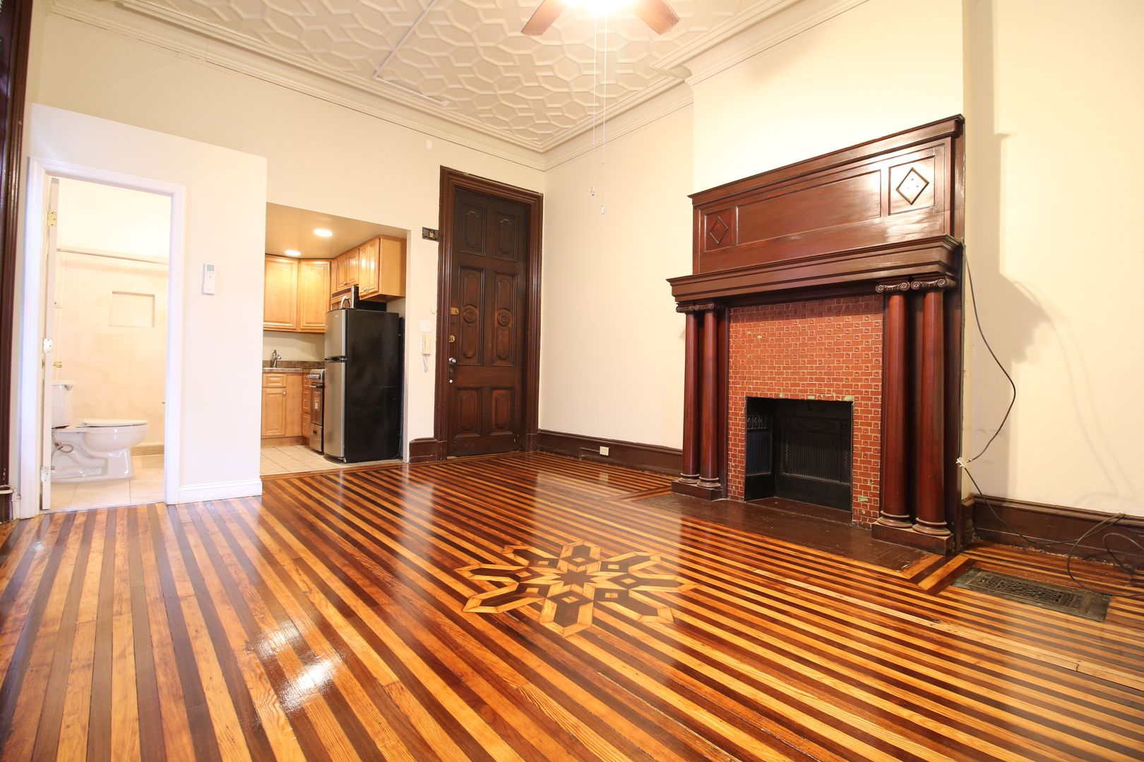 Philadelphia Apartment: 2122 Walnut St