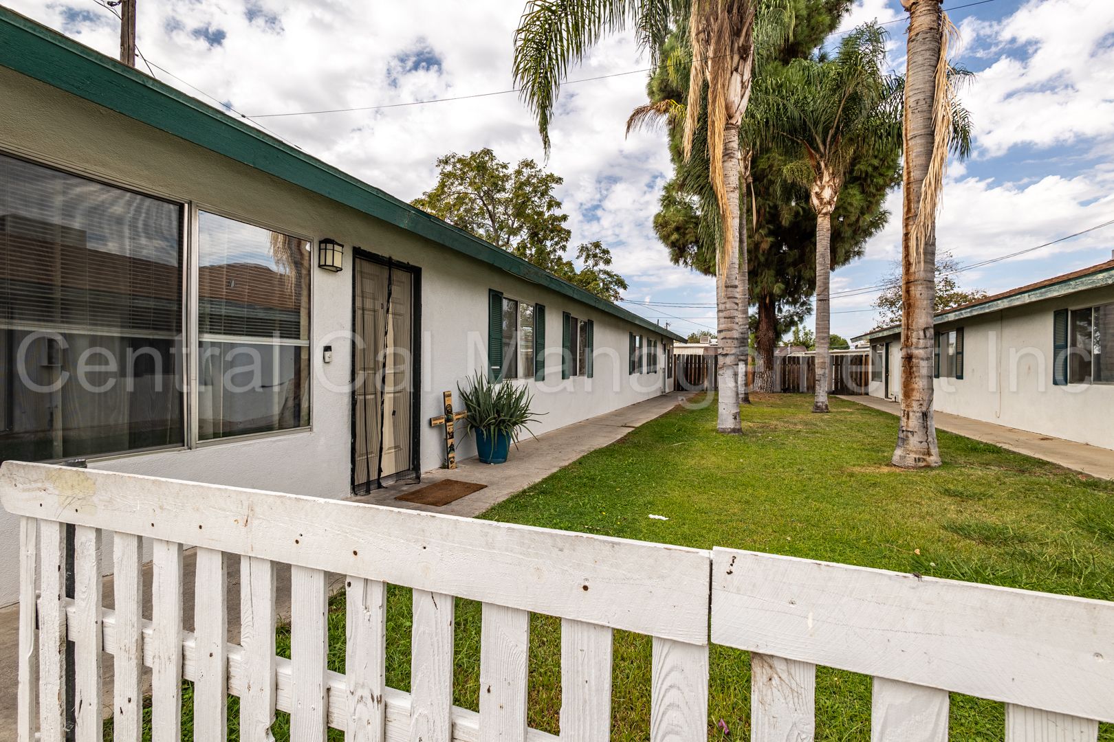 Bakersfield Apartment: 415 Higgins Dr