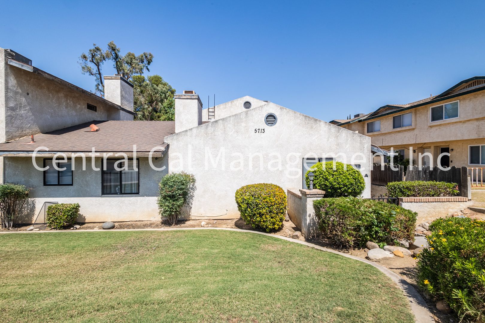 Bakersfield Apartment: 5713 Fairfax Rd