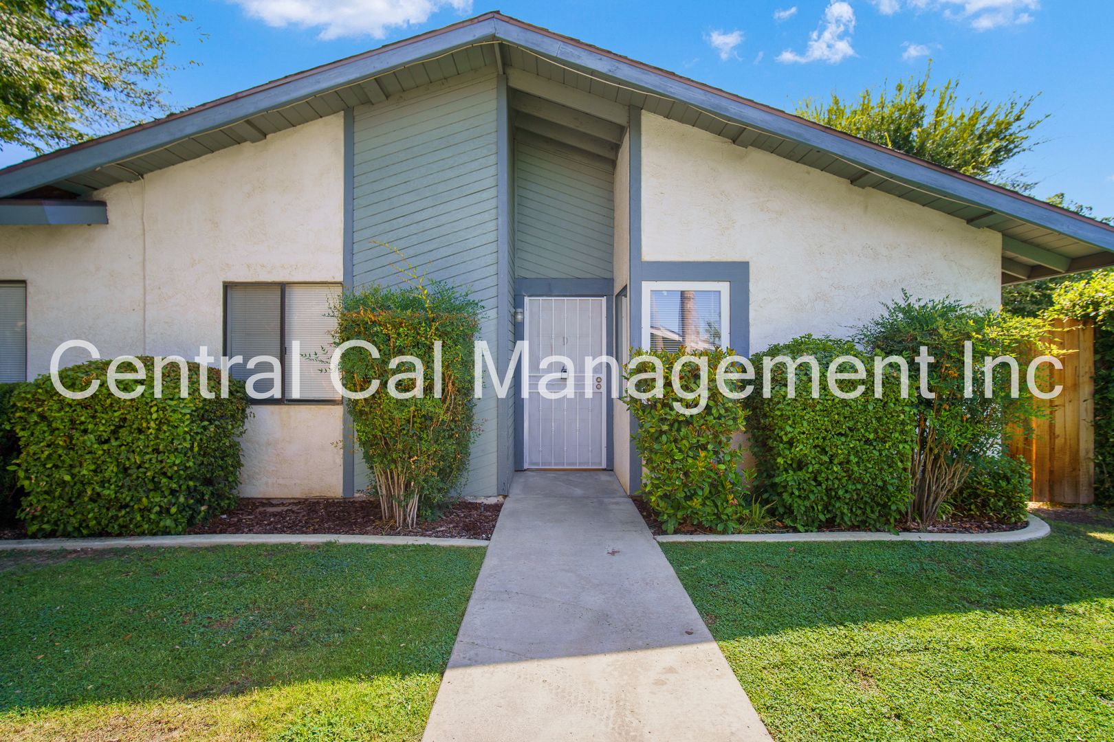 Bakersfield Apartment: 5905 Auburn Oaks Dr