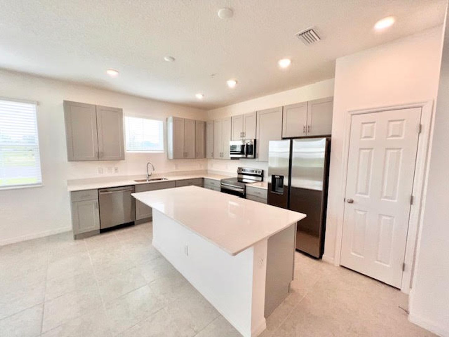 R1638A - 1638 Acclaim Road 4 of 12