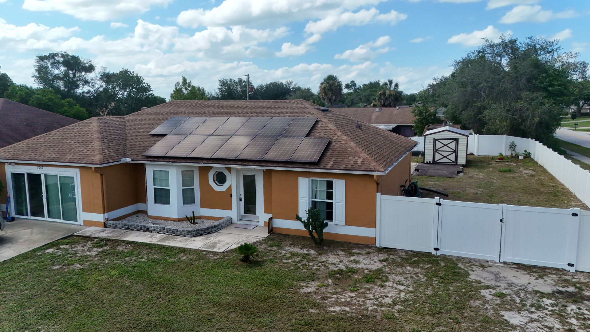 Deltona House: 952 Trumbull St