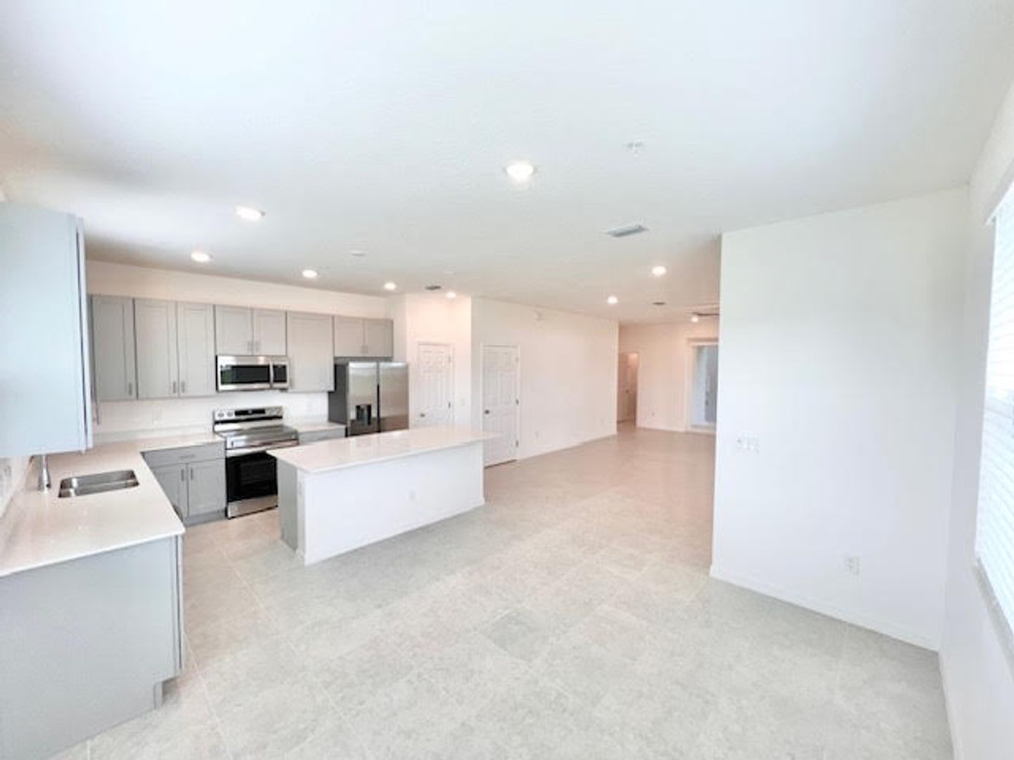 R1638A - 1638 Acclaim Road 2 of 12