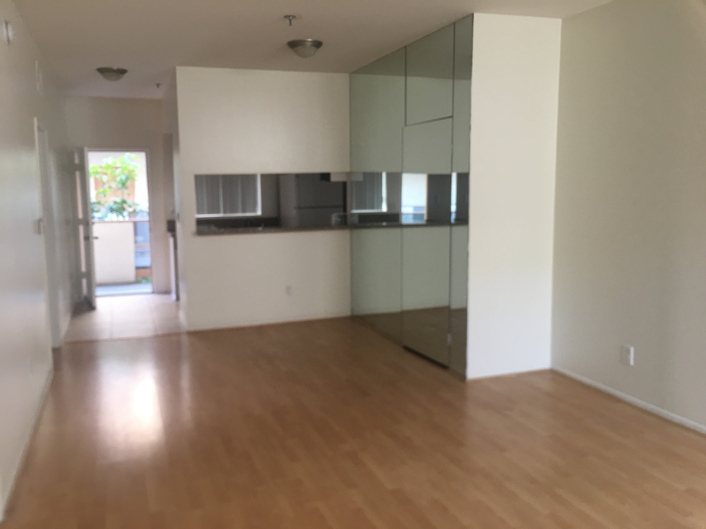 Los Angeles Apartment: 125 N Doheny Dr.