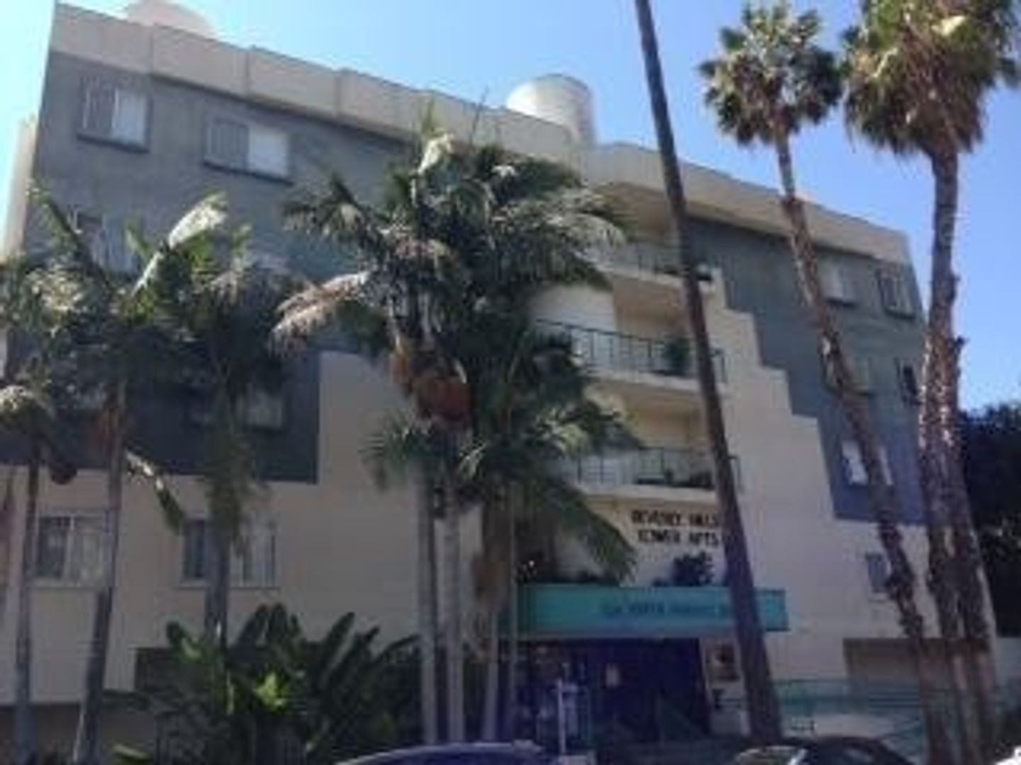 Los Angeles Apartment: 125 N Doheny Dr.