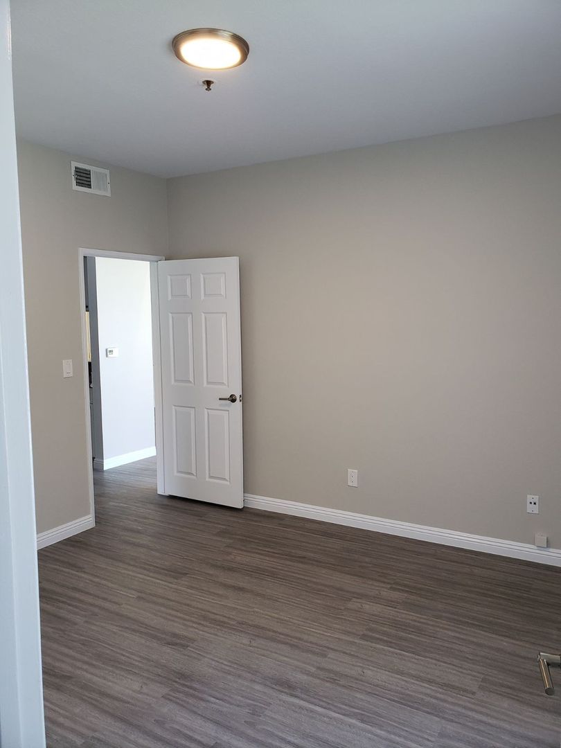 Los Angeles Apartment: 125 N Doheny Dr.