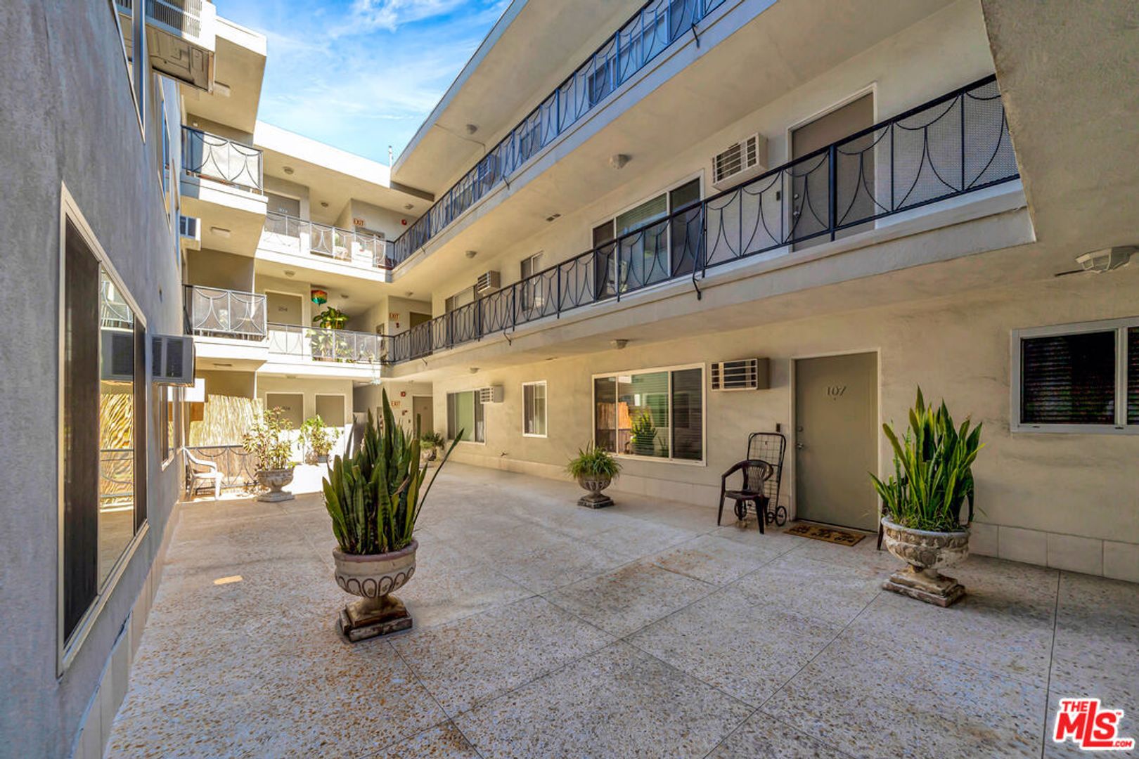 Los Angeles Apartment: 1424 N Poinsettia Pl.