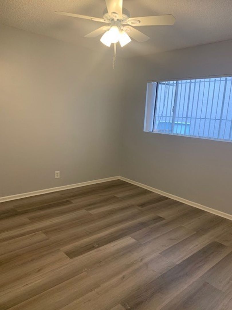 LOS ANGELES Apartment: 327 S Alexandria Ave