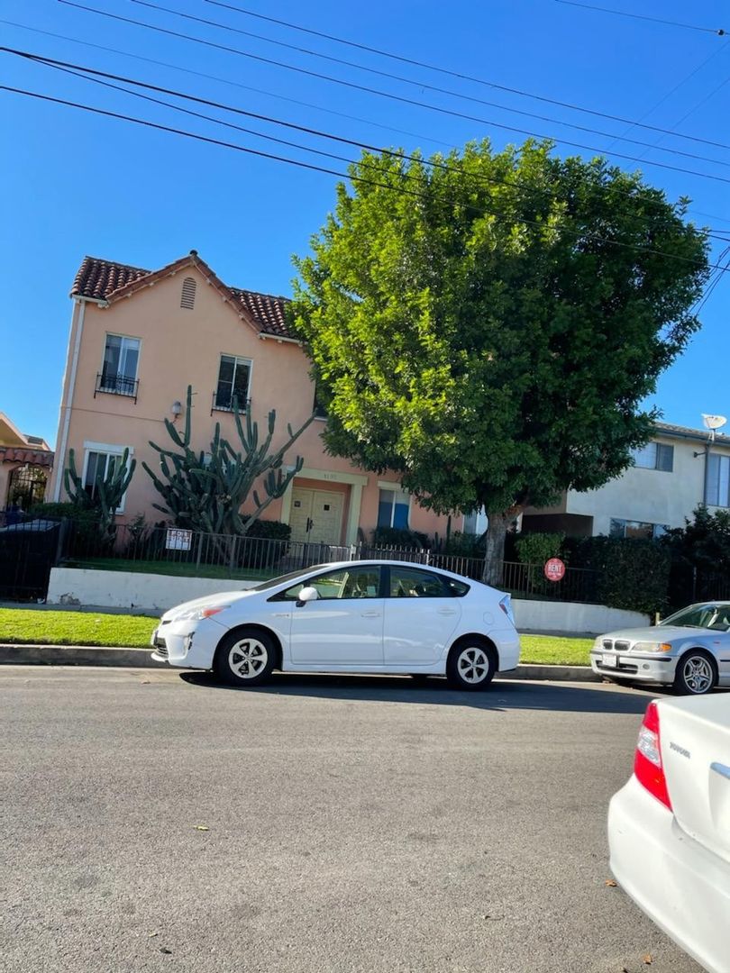 Los Angeles Apartment: 1197 N Ardmore Ave.