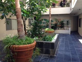 Los Angeles Apartment: 125 N Doheny Dr.