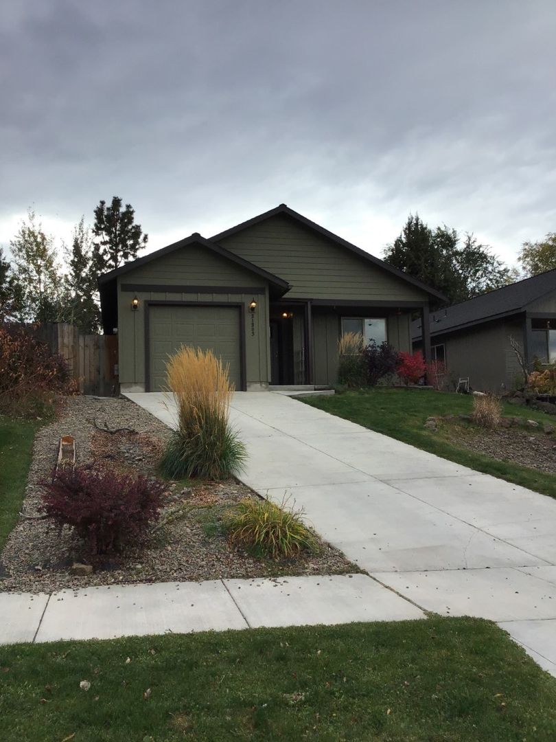 Bend House: 21283 Thornhill Lane