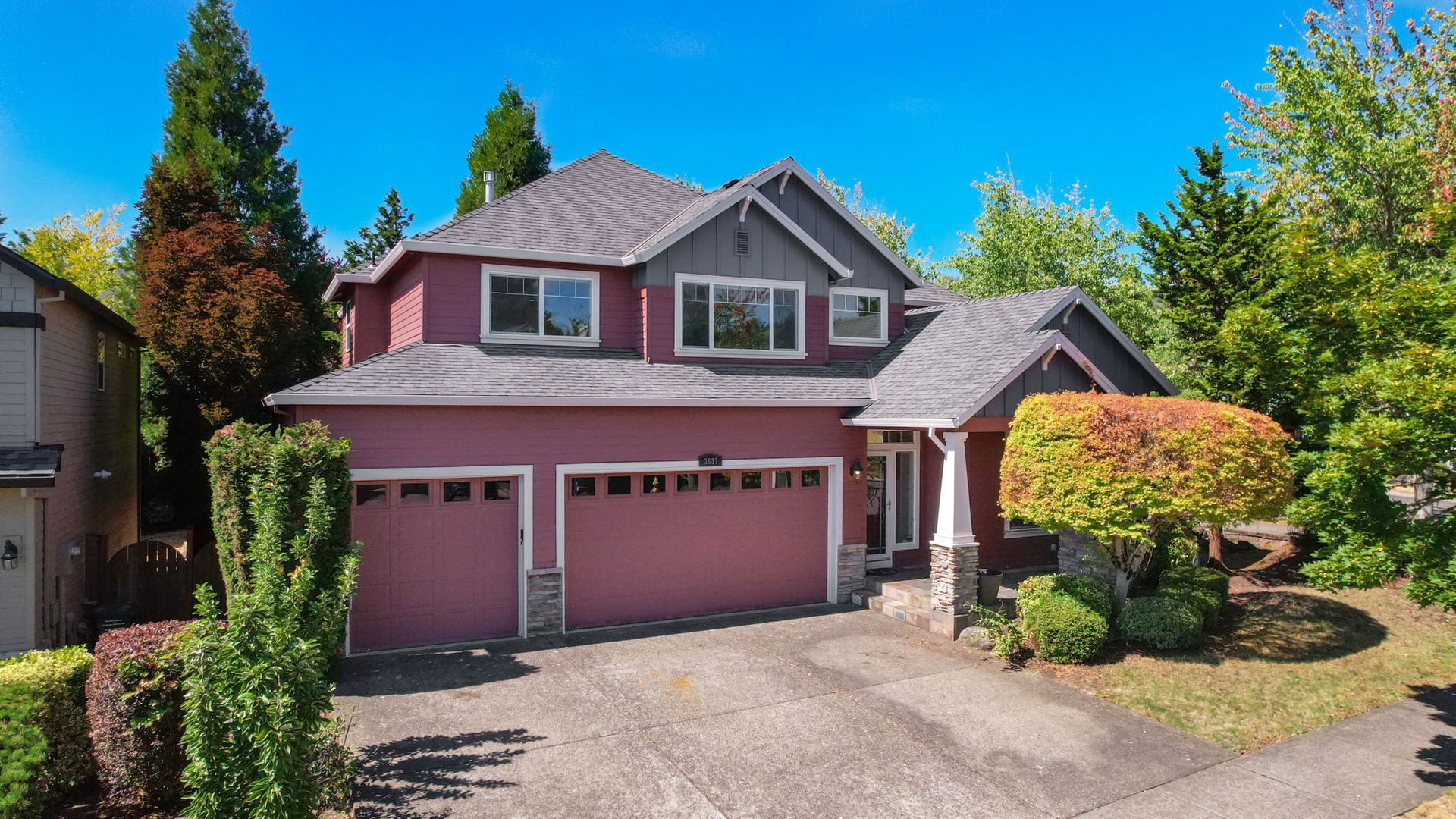 FOR RENT: CORNER LOT, Immaculate, lovely and spacious home - 5 bed, 3 bath + bonus room with 3-car garage